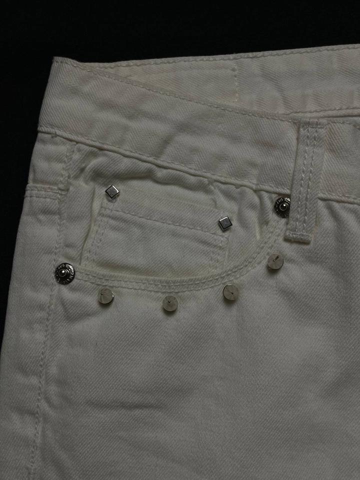 Белые джинсы с шипами