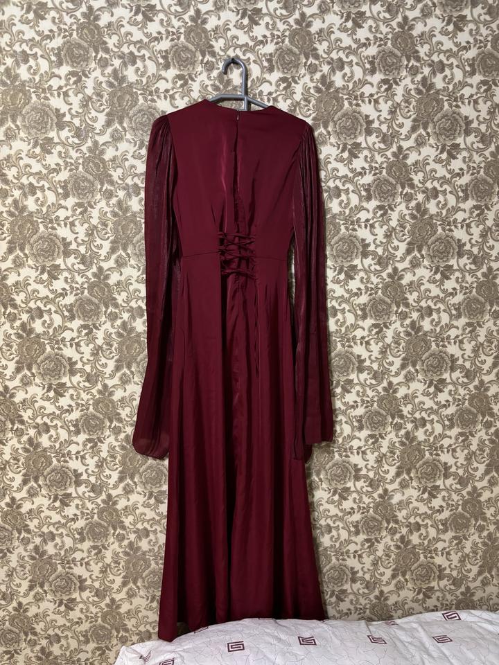 Бордовое платье