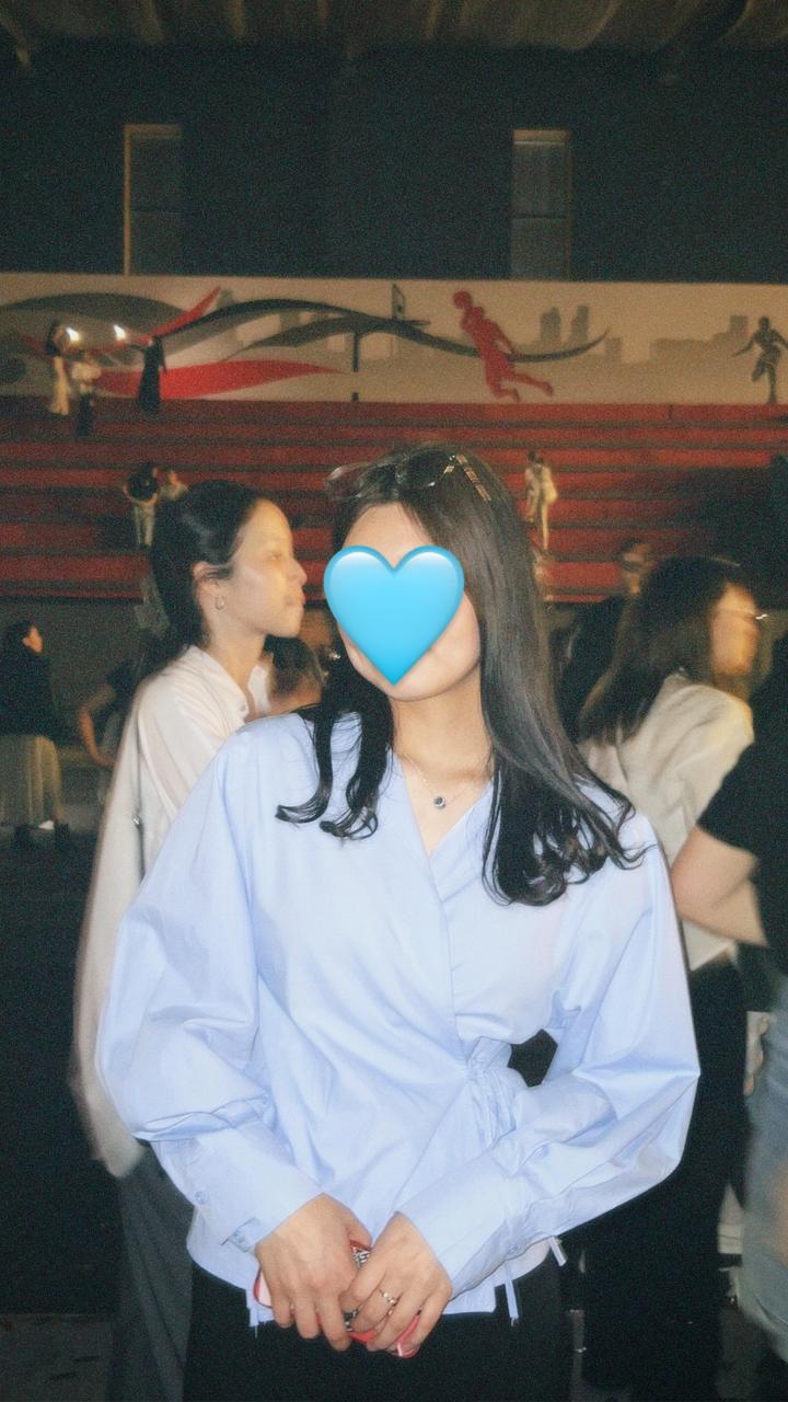 Рубашка с завязками.