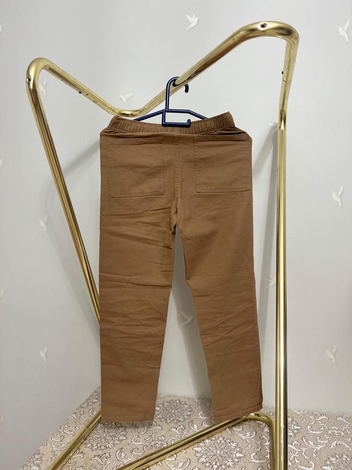 коричневые джинсы