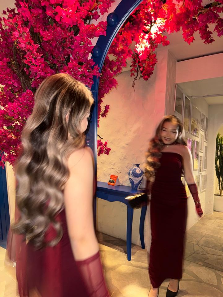 Бордовое платье от Shopifly, с шарфом и перчатками