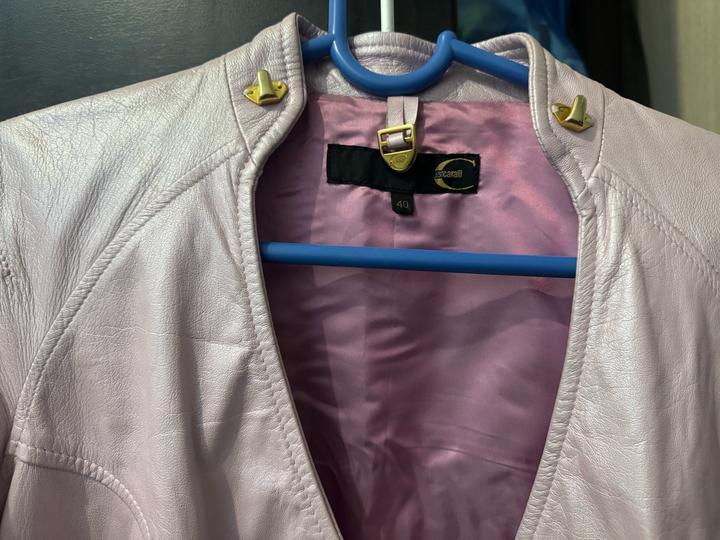 Кожаная куртка итальянского люксового бренда Roberto Cavalli.