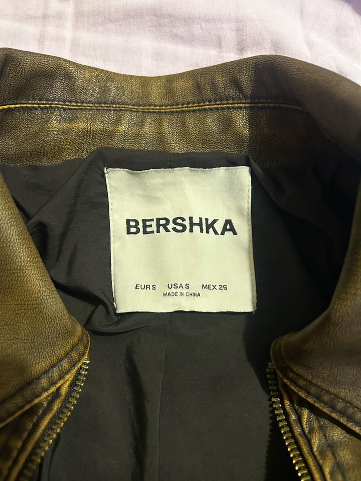 Коричневая кожанка Bershka