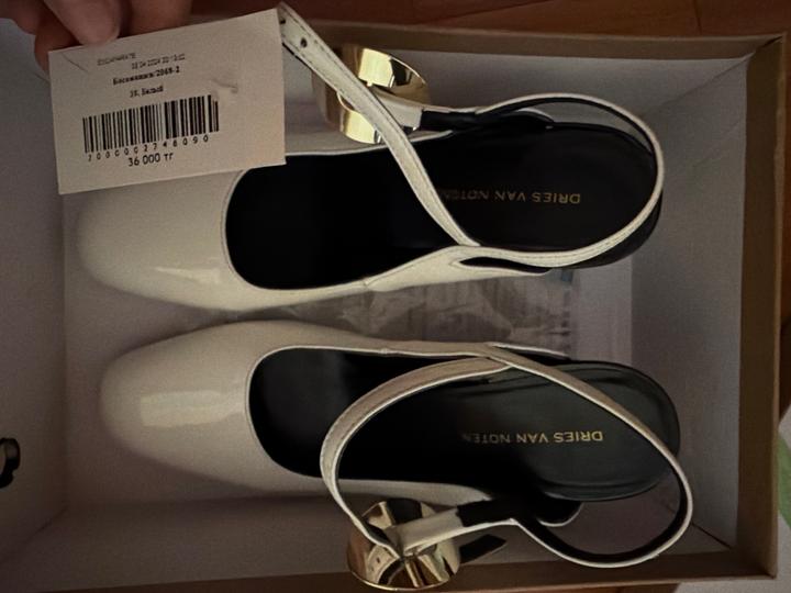 Белые лаковые туфли