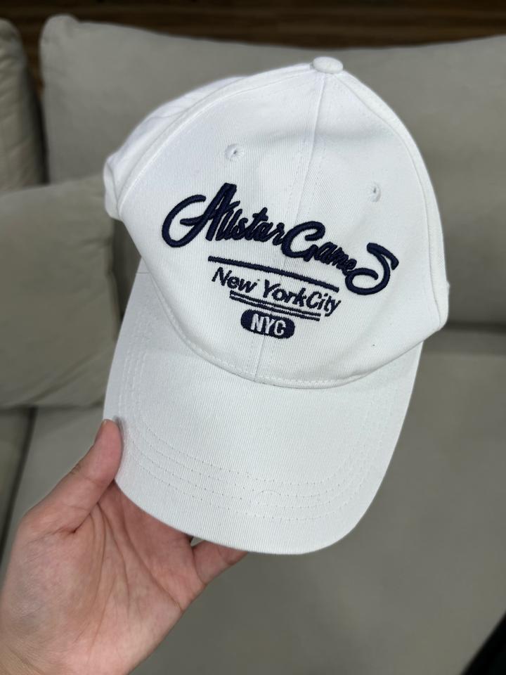 белая кепка