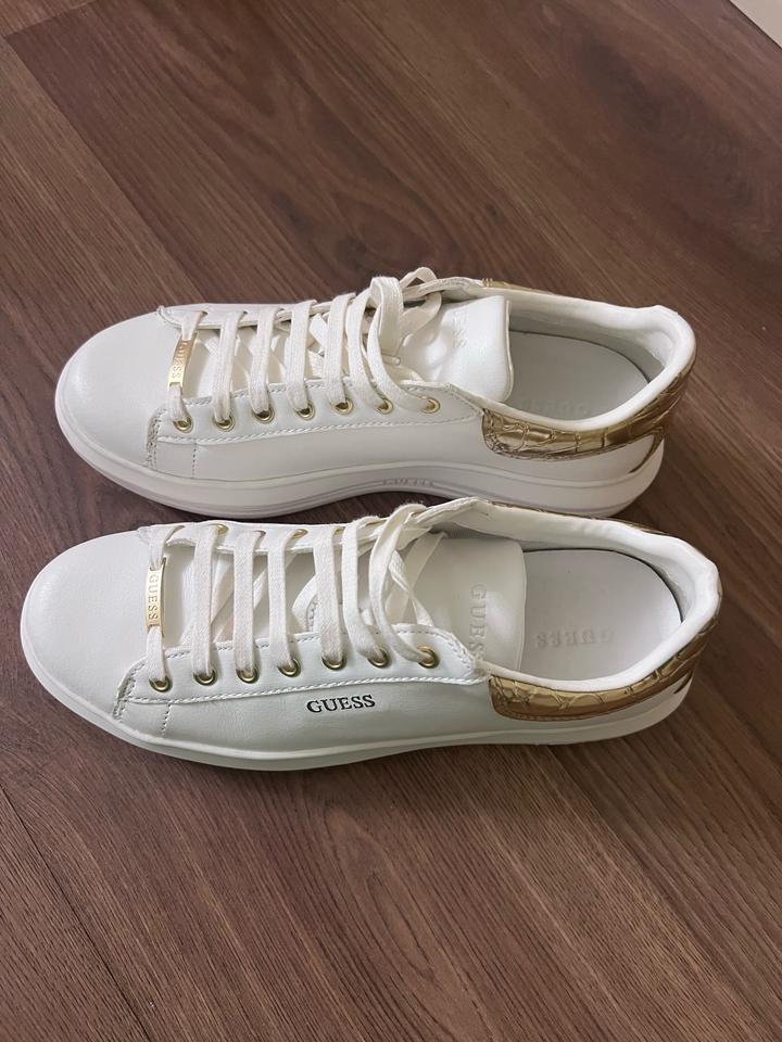 Кроссовки Guess