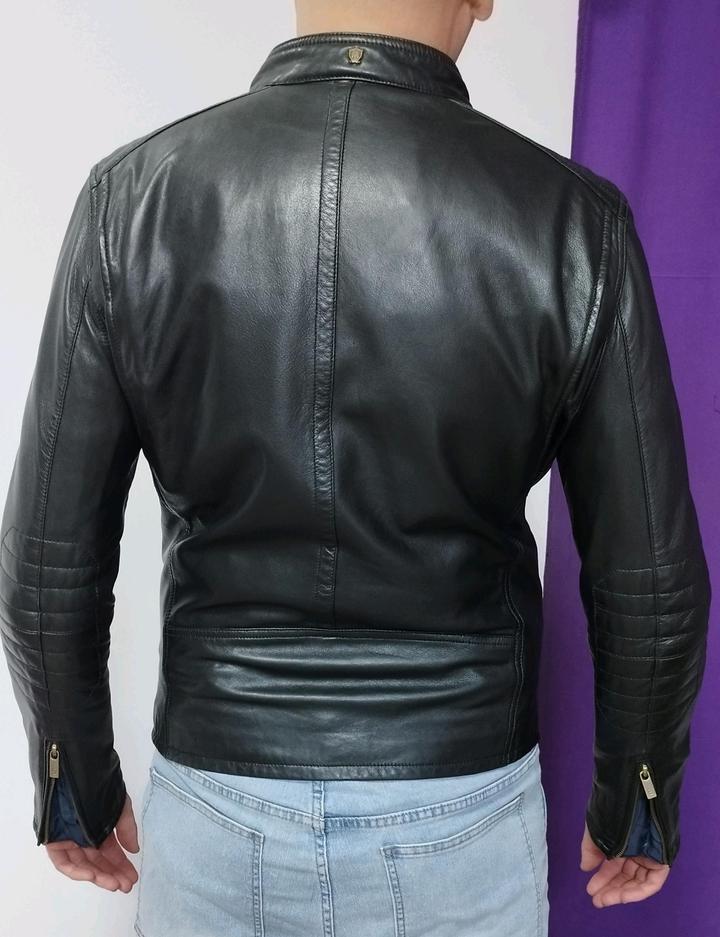 Кожаная куртка Massimo Dutti.
