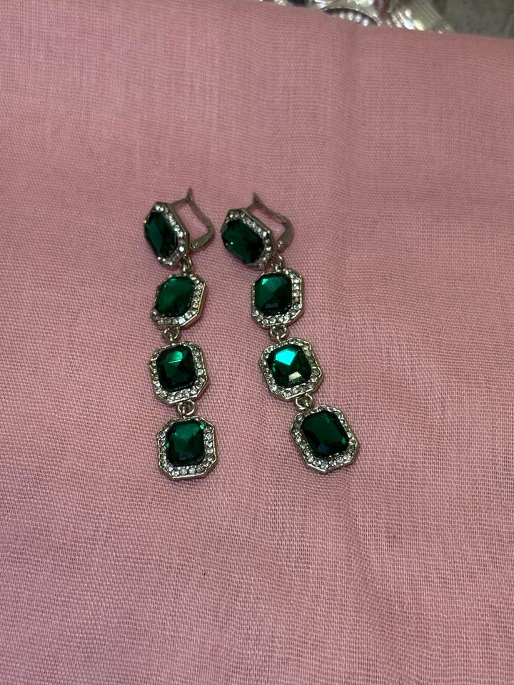 Серьги с изумрудными камнями