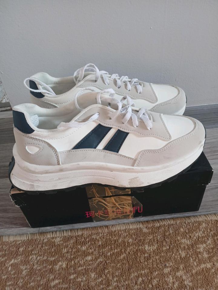 Белые кроссовки