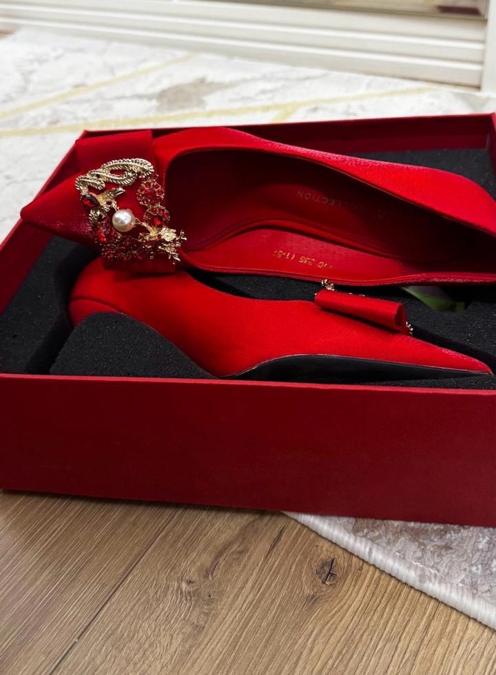 Красные туфли шпильки