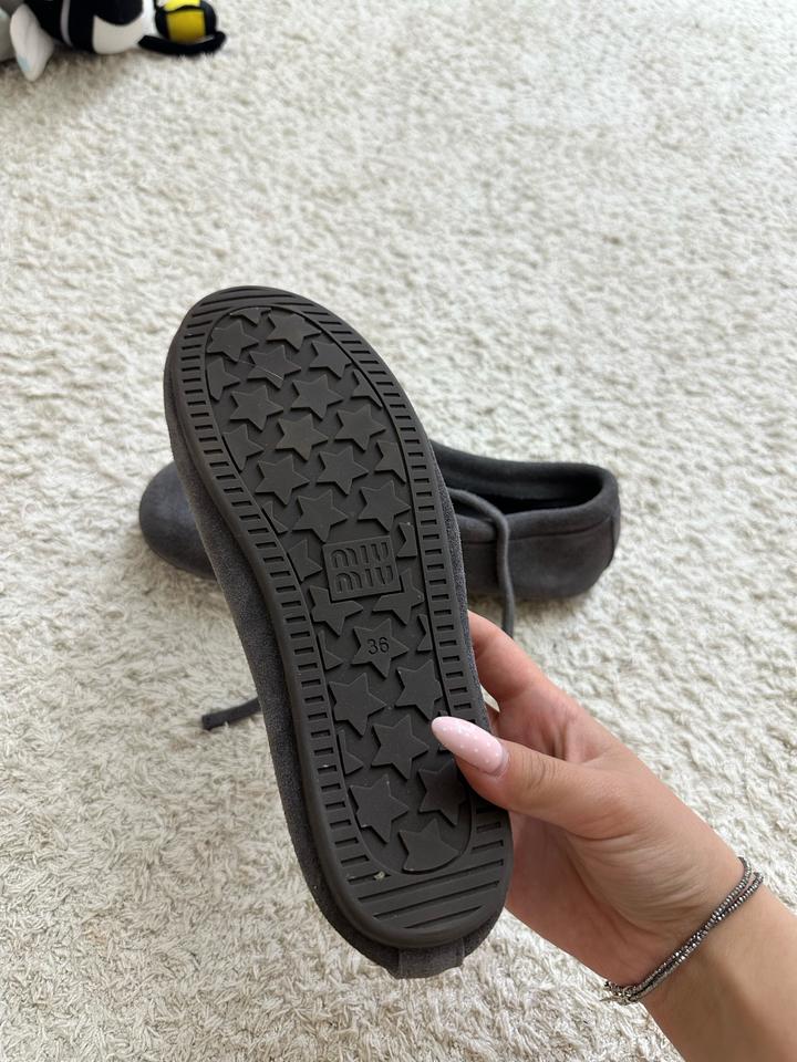 Балетки Miu Miu со шнуровкой, серые