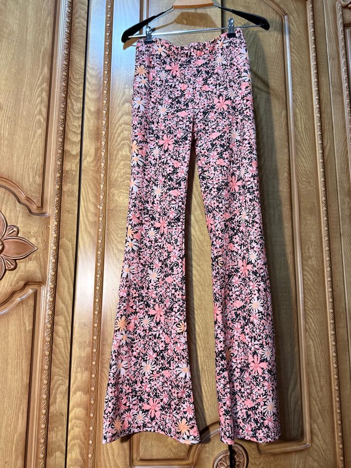 Яркие брюки клёш с цветочным принтом