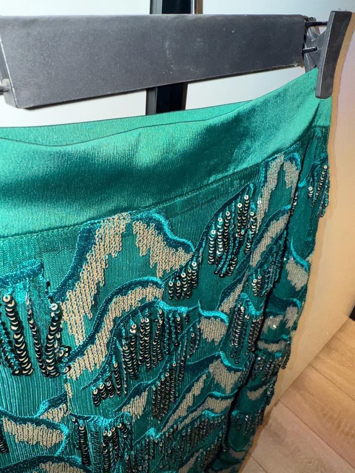 Изумрудная нарядная юбка с висюльками