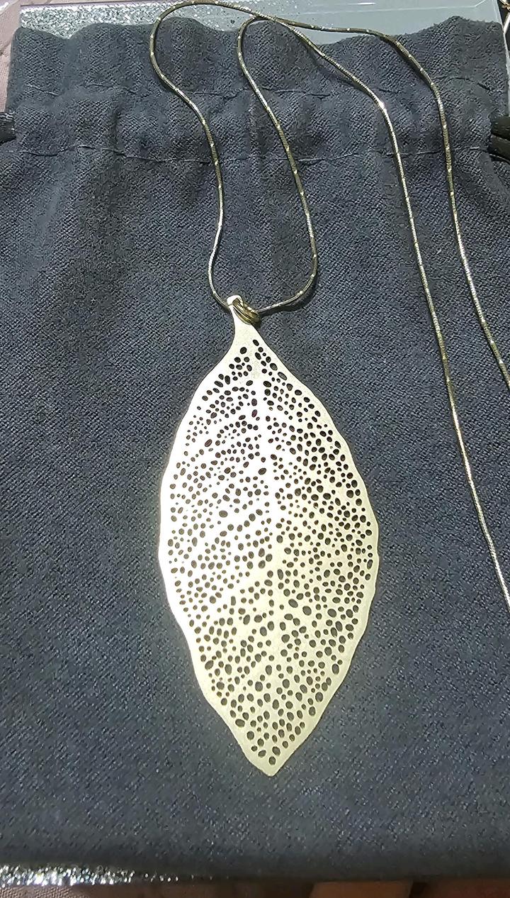 Серебряная цепочка с листиком