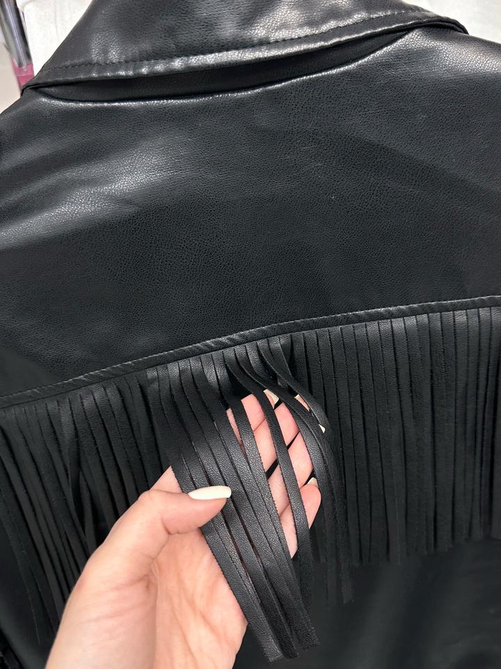 Куртка-косуха чёрная с бахромой