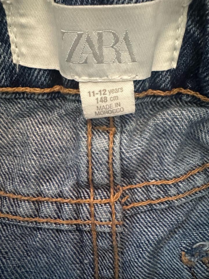 Джинсы с нашивками