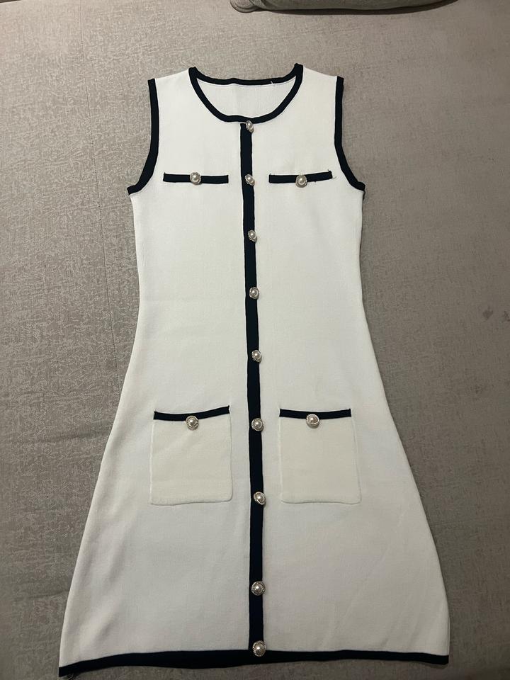 Платье в черном цвете и в молочном