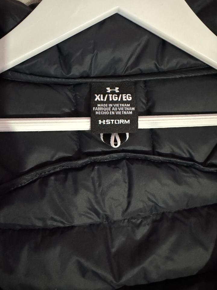 Женская жилетка от Under Armour, размер М