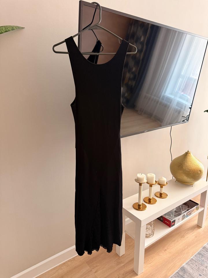 Черное платье Valentino