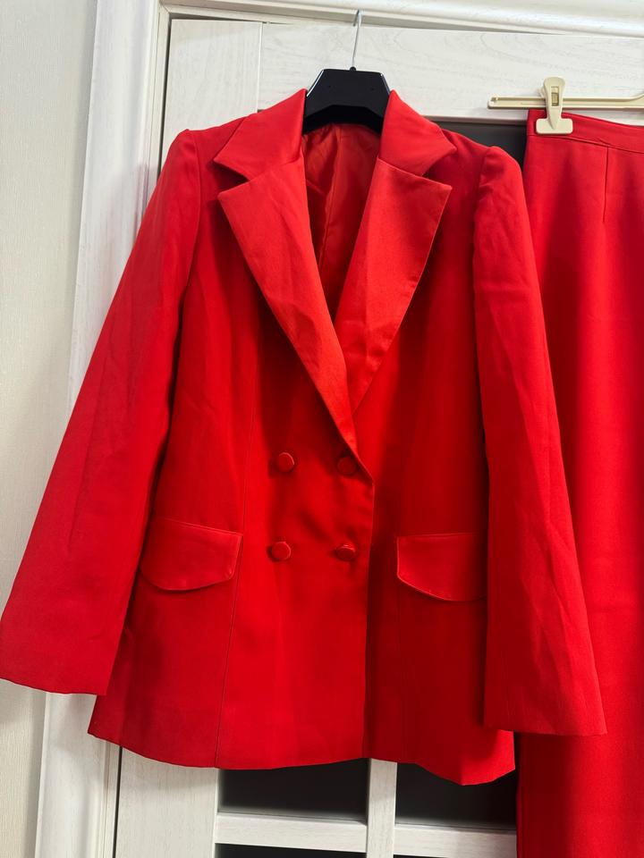 Женский брючной костюм красного цвета