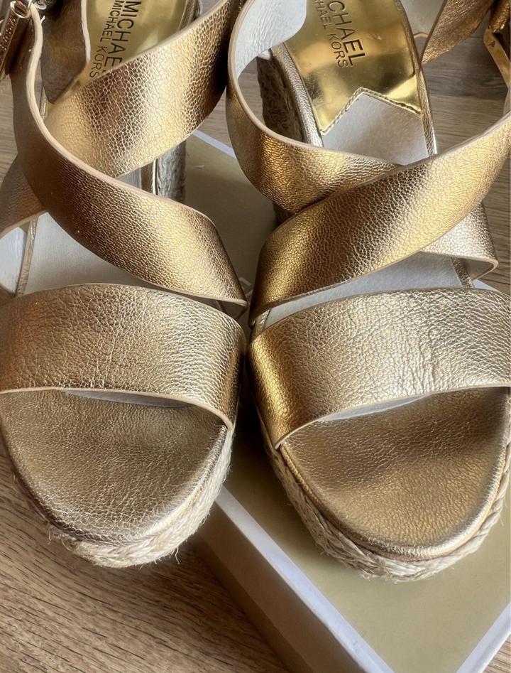 Босоножки на танкетке от michael kors