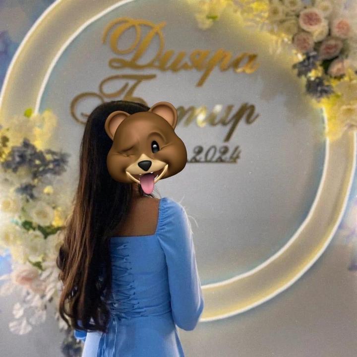 голубое платье с перьями