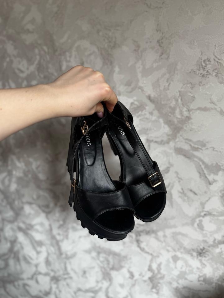 Босоножки на толстом каблуке