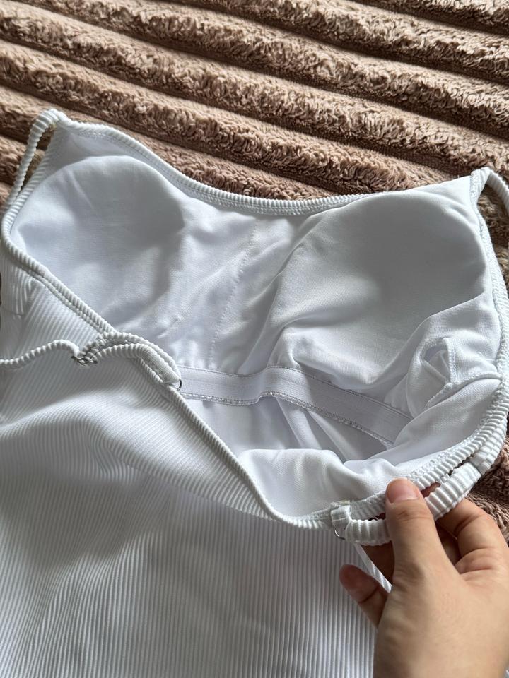 Белый купальник