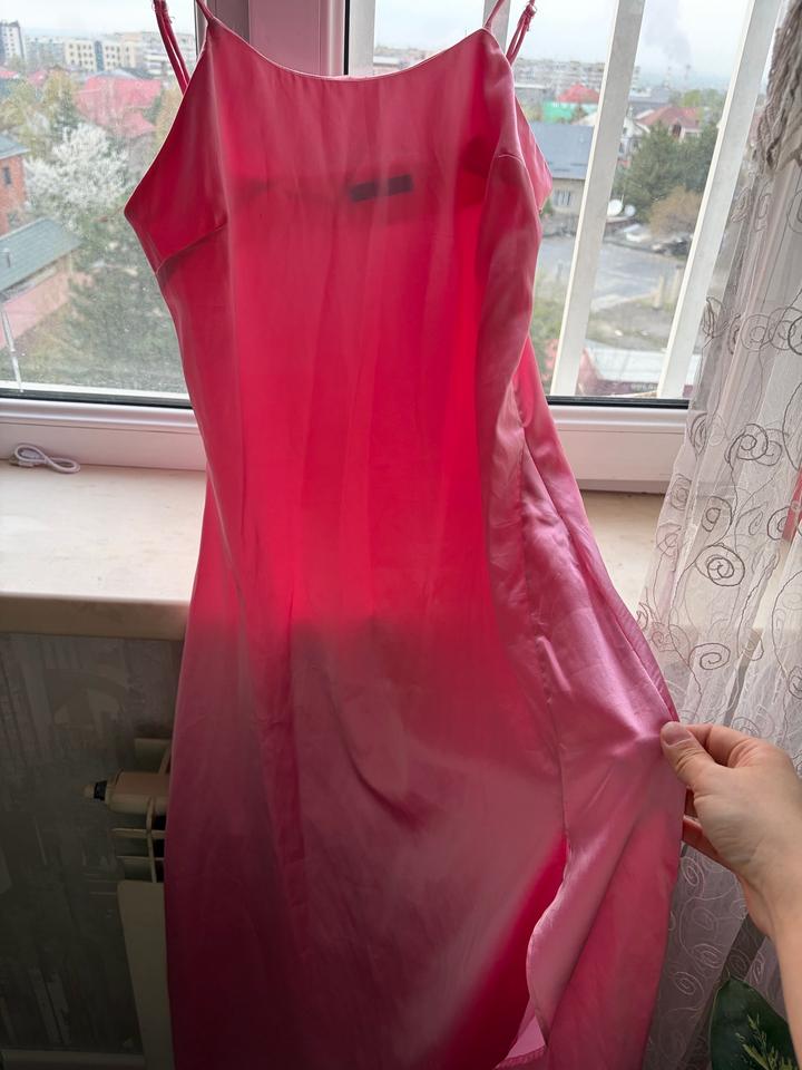 Платье атласное розовое