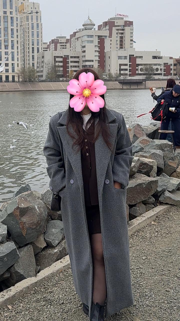 серое пальто