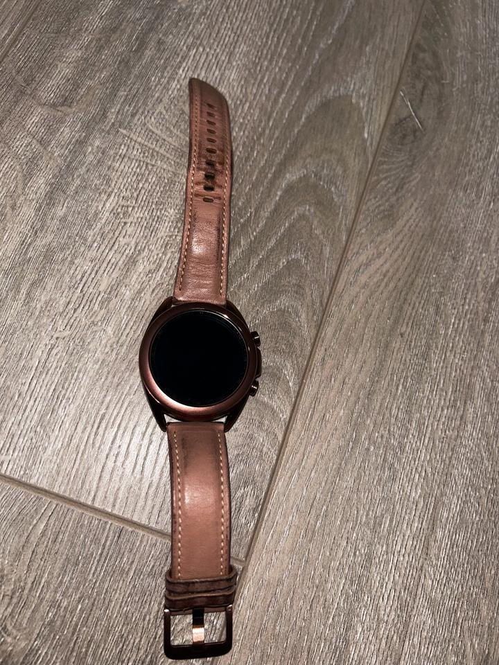 Розовые часы Samsung Galaxy Watch 3