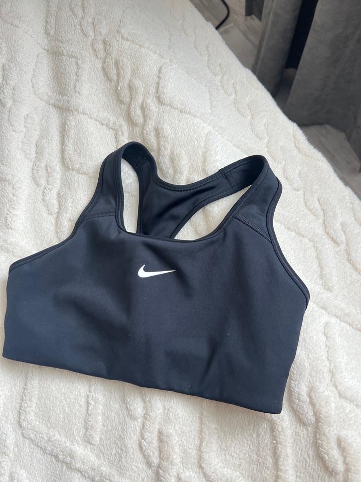 Спортивный топ найк