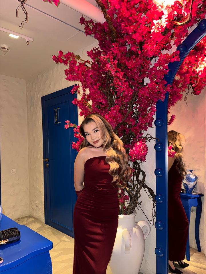 Бордовое платье от Shopifly, с шарфом и перчатками