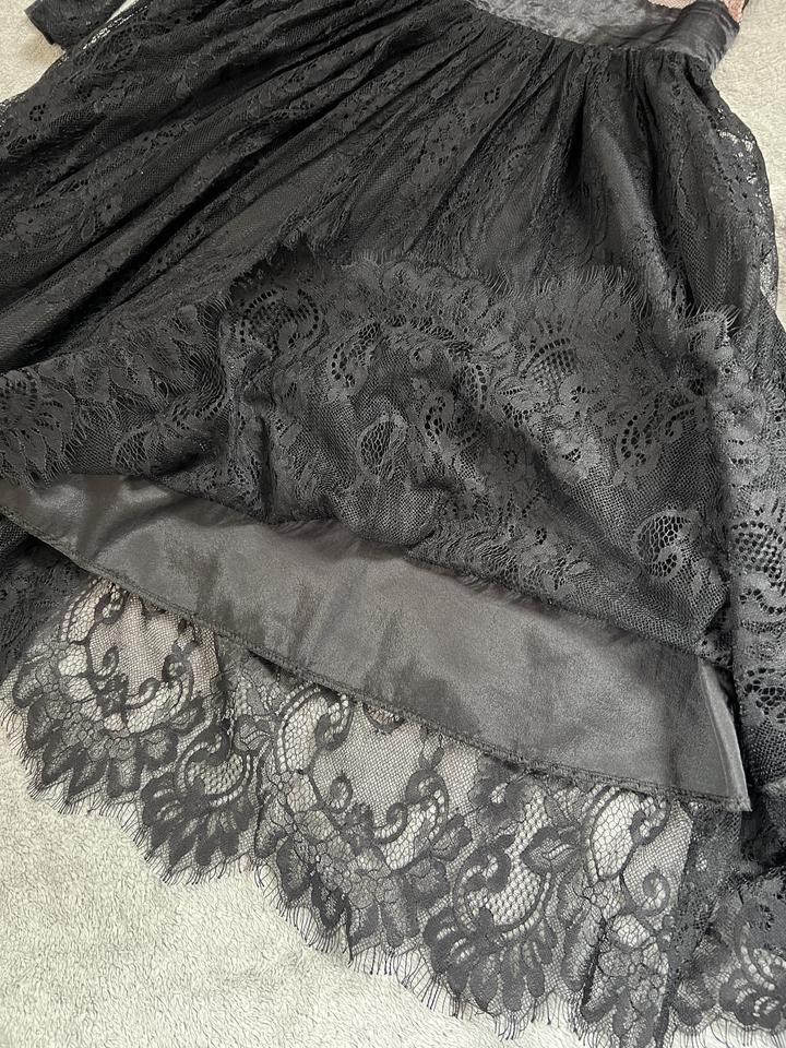платье кружевное.