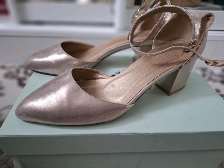 Золотистые туфли