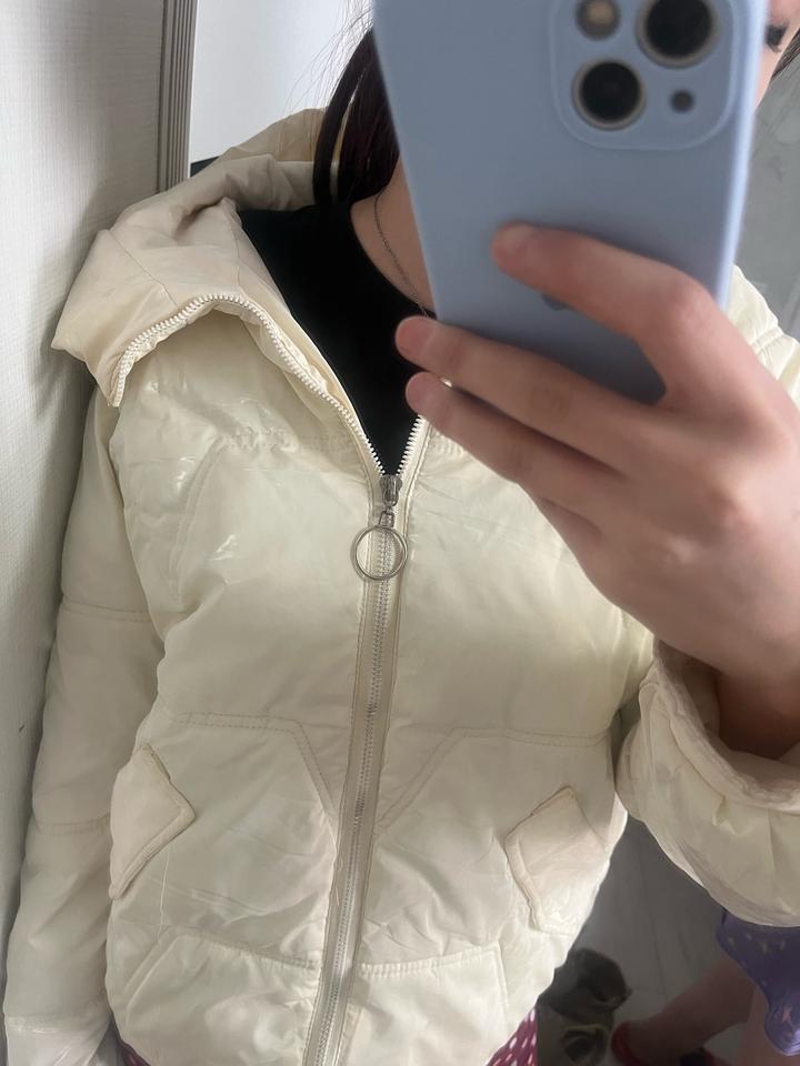 бежевая куртка