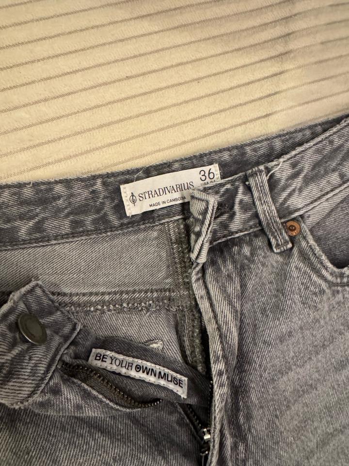 Джинсы серые Stradivarius