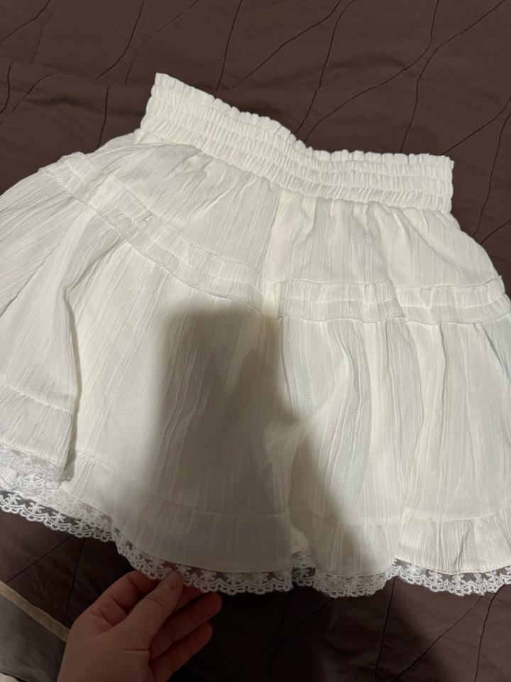 Белая короткая юбка.