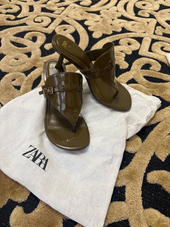 САНДАЛИИ НА КАБЛУКЕ СПРЯЖКОЙ