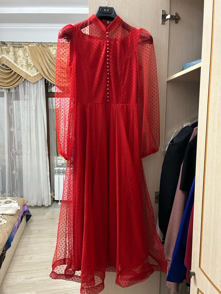 Красное платье