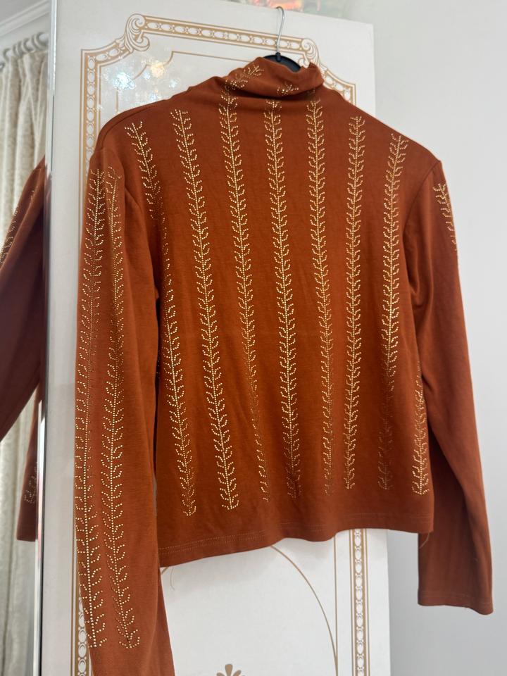 Терракотовая водолазка с золотистым декором