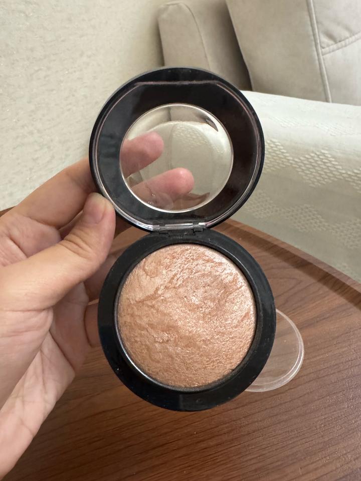 Хайлайтер MAC в оттенке soft&gentle