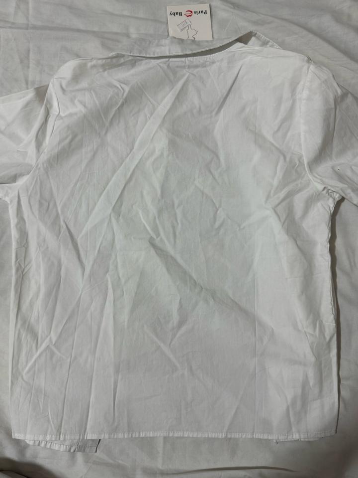 белая немножко приталенная рубашка