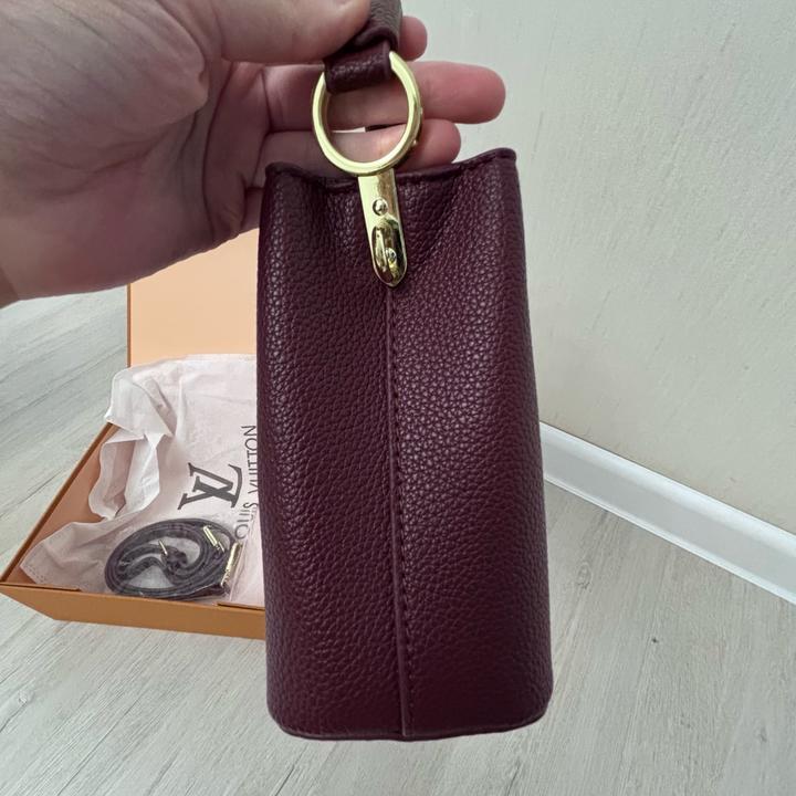 ✨ Louis Vuitton ✨Элегантная сумка Louis Vuitton в роскошном бордовом цвете.