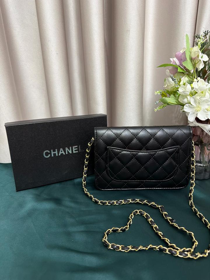 Красная и черная сумка от Chanel