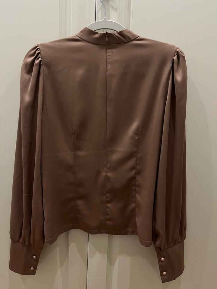 Атласная блузка коричневая