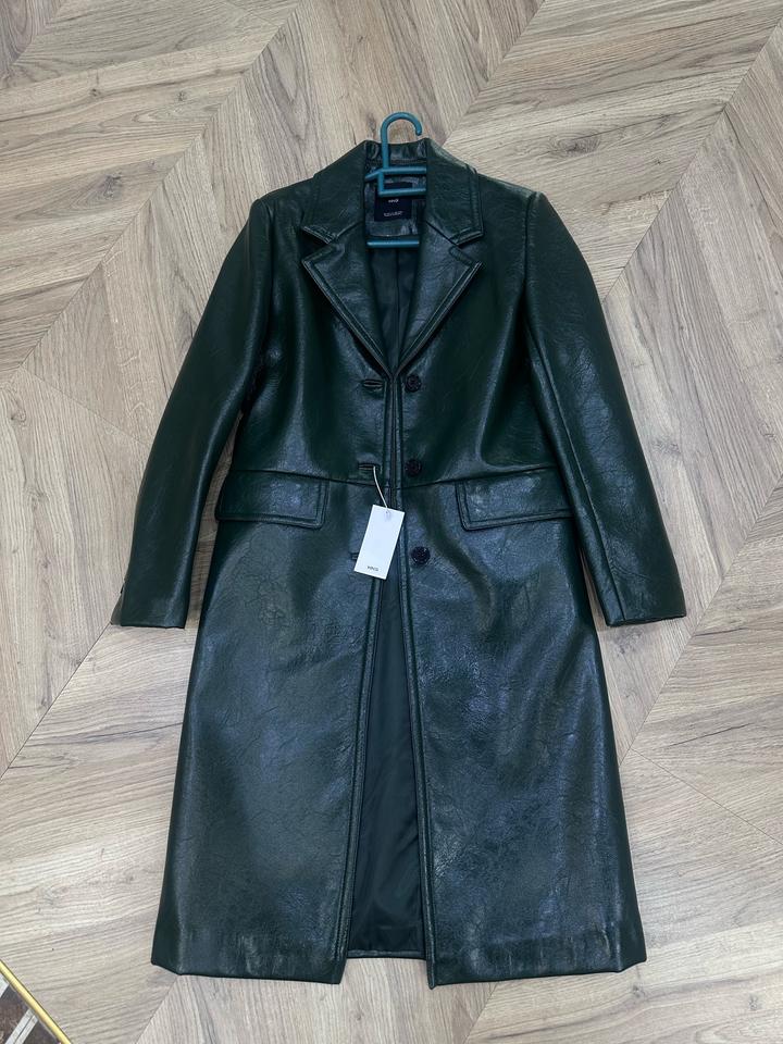 Зеленый кожаный плащ Mango