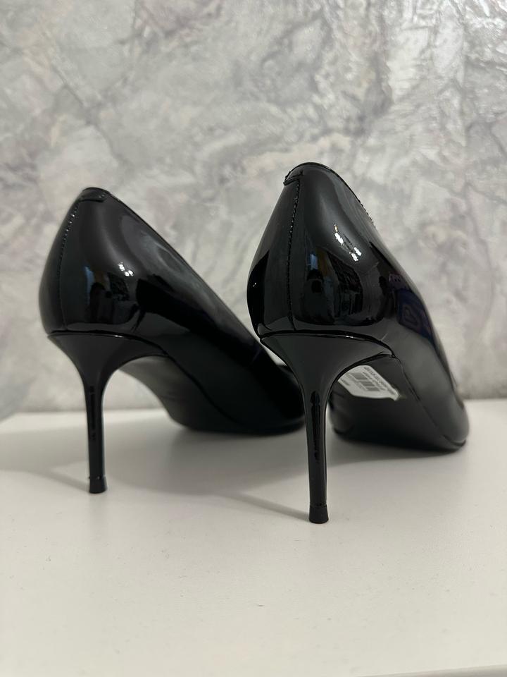 Черный лакированный туфли