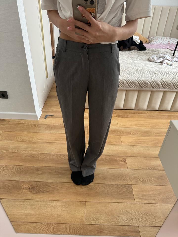 Серые брюки палаццо