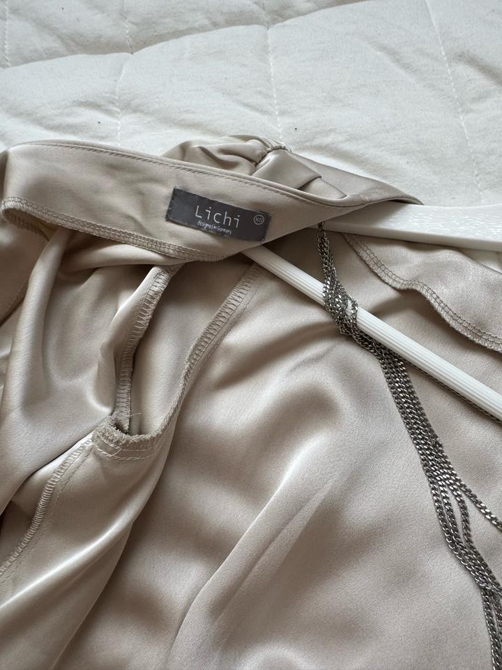 Платье Lichi шампанского цвета на запах